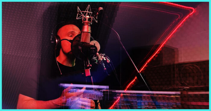 Új dal és új klip feléneklés a stúdióban